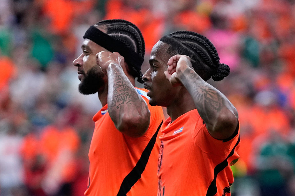 Netherlands' Crysencio Summerville celebrates with Memphis Depay, left, after scoring his side's fifth goal during the World Cup Group F soccer match between the Netherlands and Sweden in Houston, Saturday, June 20, 2026. (AP Photo/Ashley Landis)