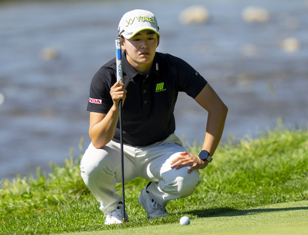 Akie Iwai of Japan lines up her putt on the 9th hole during the second round of the Canadian Women's Open golf tournament in Mississauga, Ont., Friday, Aug. 22, 2025. (Frank Gunn/The Canadian Press via AP)