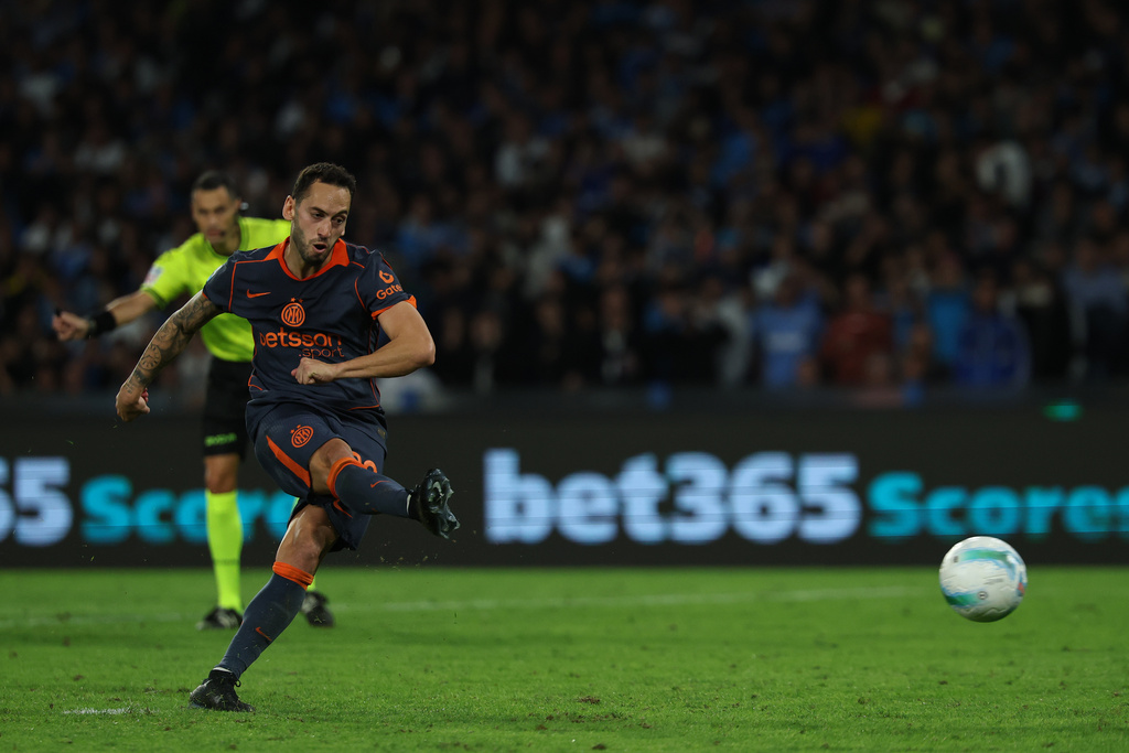 Inter Milan's Hakan Calhanoglu scores their side's first goal of the game during the Italian Serie A soccer match between Napoli and Inter Milan, in Naples, Italy, Saturday, Oct. 25, 2025. (Alessandro Garofalo/LaPresse via AP)