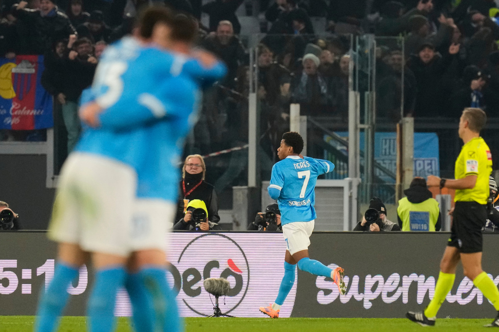 Napoli's David Neres celebrates after scoring his side's first goal during the Serie A soccer match between Roma and Napoli in Rome, Sunday, Nov. 30, 2025. (AP Photo/Gregorio Borgia)