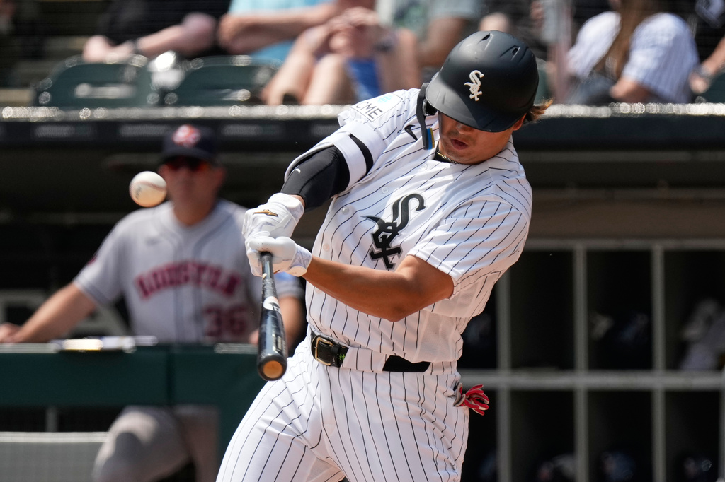 Chicago White Sox's Munetaka Murakami, of Japan, hits a two-run home run during the first inning of a baseball game against the Houston Astros in Chicago, Sunday, July 26, 2026. (AP Photo/Nam Y. Huh)
