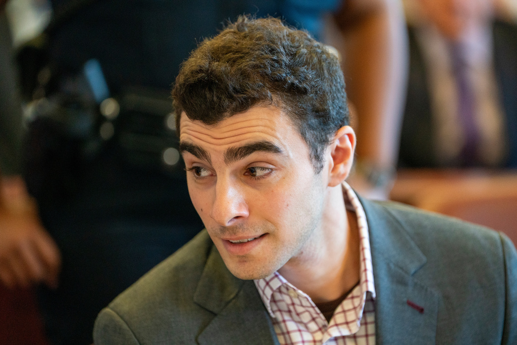 Luigi Mangione, center, appears in court for an evidence hearing, Monday, Dec. 1, 2025, in New York. (Steven Hirsch/New York Post via AP, Pool)