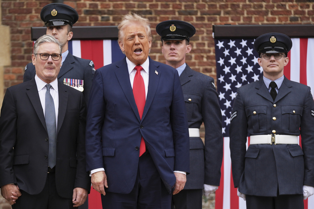President Donald Trump reacts next to Britain's Prime Minister Keir Starmer upon arriving at Chequers near Aylesbury, England, Thursday, Sept. 18, 2025. (AP Photo/Evan Vucci)