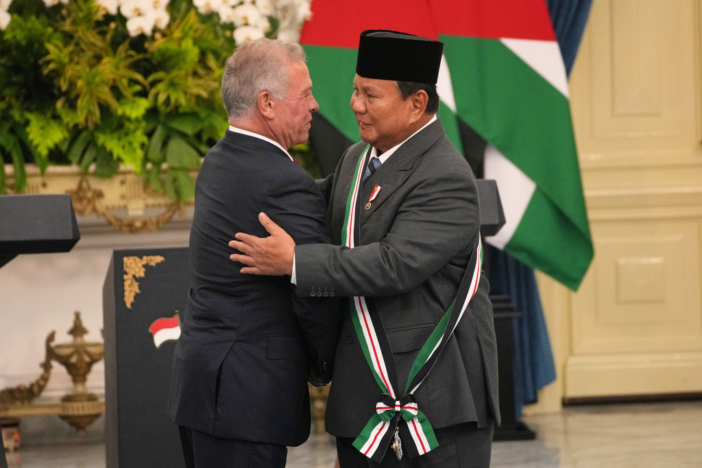 Jordanian King Abdullah II, left, hugs Indonesian President Prabowo Subianto after decorating him with the Order of the Bejewelled Grand Cordon of Al Nahda or the Supreme Order of the Renaissance, one of Jordan's high honors, during their meeting at Merdeka Palace in Jakarta, Indonesia, Friday, Nov. 14, 2025. (AP Photo/Achmad Ibrahim)