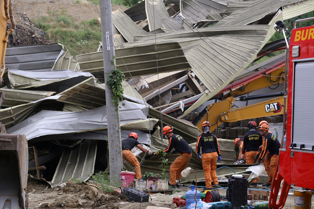 Search and rescue operation continues after a huge mound of garbage collapsed at a waste segregation facility in Binaliw, Cebu city on Friday, Jan. 9, 2026. (AP Photo/Jacqueline Hernandez)