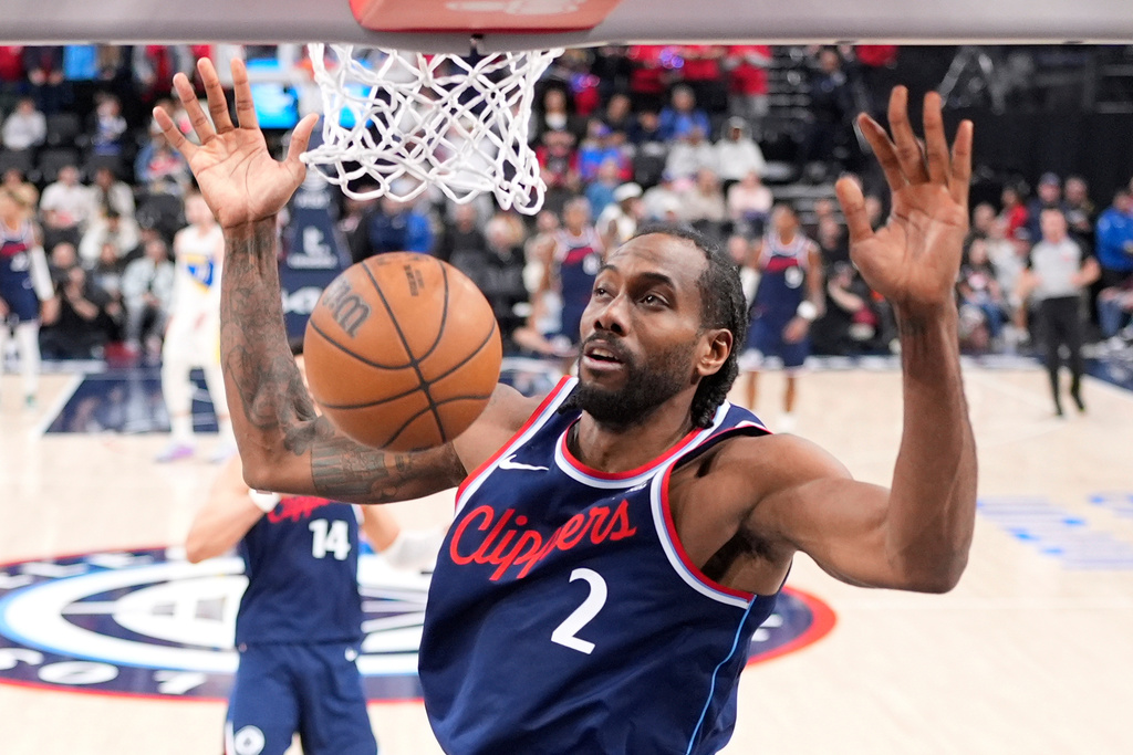 Los Angeles Clippers forward Kawhi Leonard dunks during the first half of an NBA basketball game against the Indiana Pacers, Wednesday, March 4, 2026, in Inglewood, Calif. (AP Photo/Mark J. Terrill)