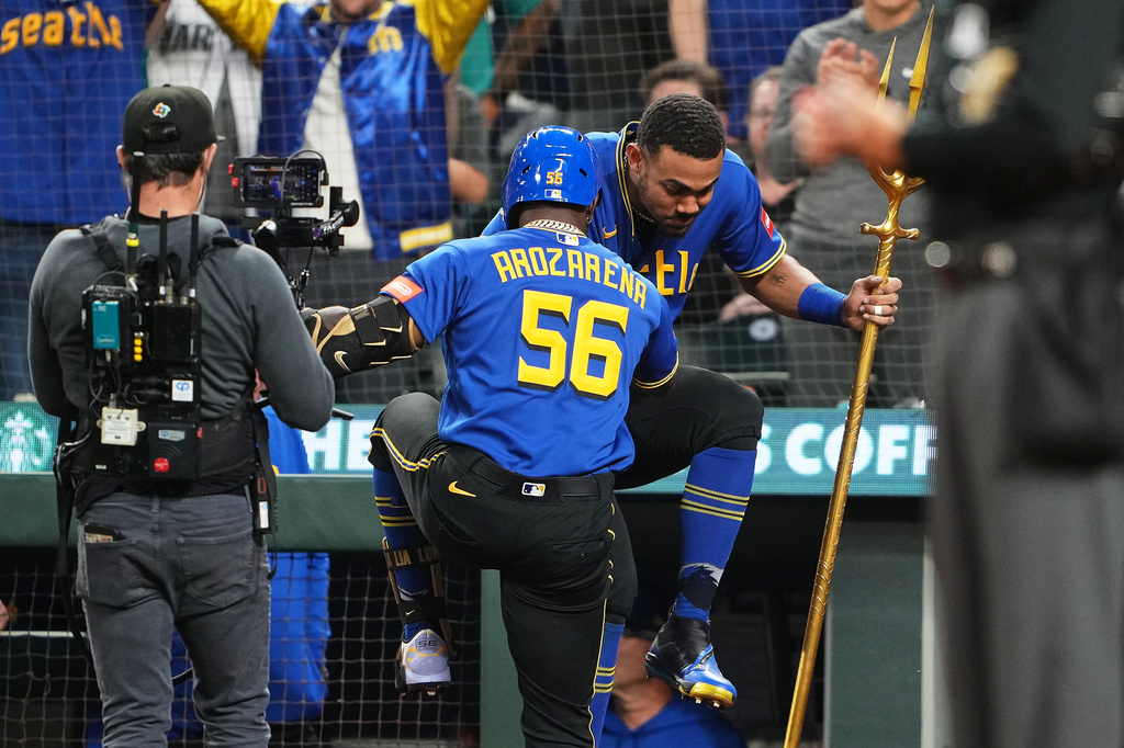 Seattle Mariners' Randy Arozarena (56) celebrates his solo home run with Julio Rodríguez, facing, against the Kansas City Royals during the sixth inning of a baseball game, Friday, May 1, 2026, in Seattle. (AP Photo/Lindsey Wasson)