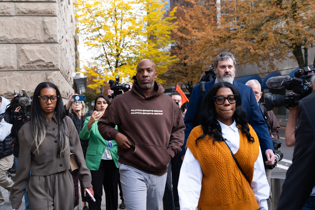 Portland Trail Blazers head coach Chauncey Billups walks to a vehicle after his federal court appearance on Thursday, Oct. 23, 2025, in Portland, Ore. (AP Photo/Jenny Kane)