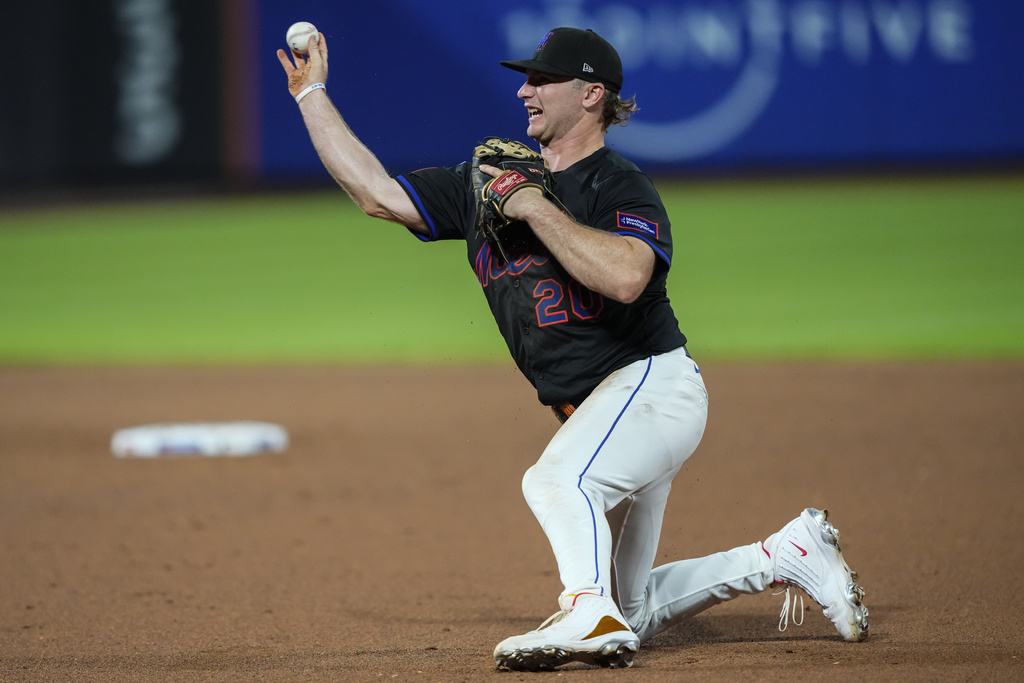 New York Mets first baseman Pete Alonso (20) throws out Seattle Mariners' Mitch Garver at first base during the eighth inning of a baseball game against the Seattle Mariners, Friday, Aug. 15, 2025, in New York. (AP Photo/Yuki Iwamura)