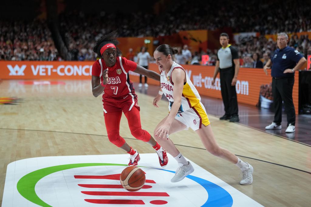 Kahleah Copper, of the United States, guards Spain's Iyana Martín during the Women's Basketball World Cup semifinal match between the United States and Spain in Berlin, Saturday, Sept. 12, 2026. (AP Photo/Ebrahim Noroozi)