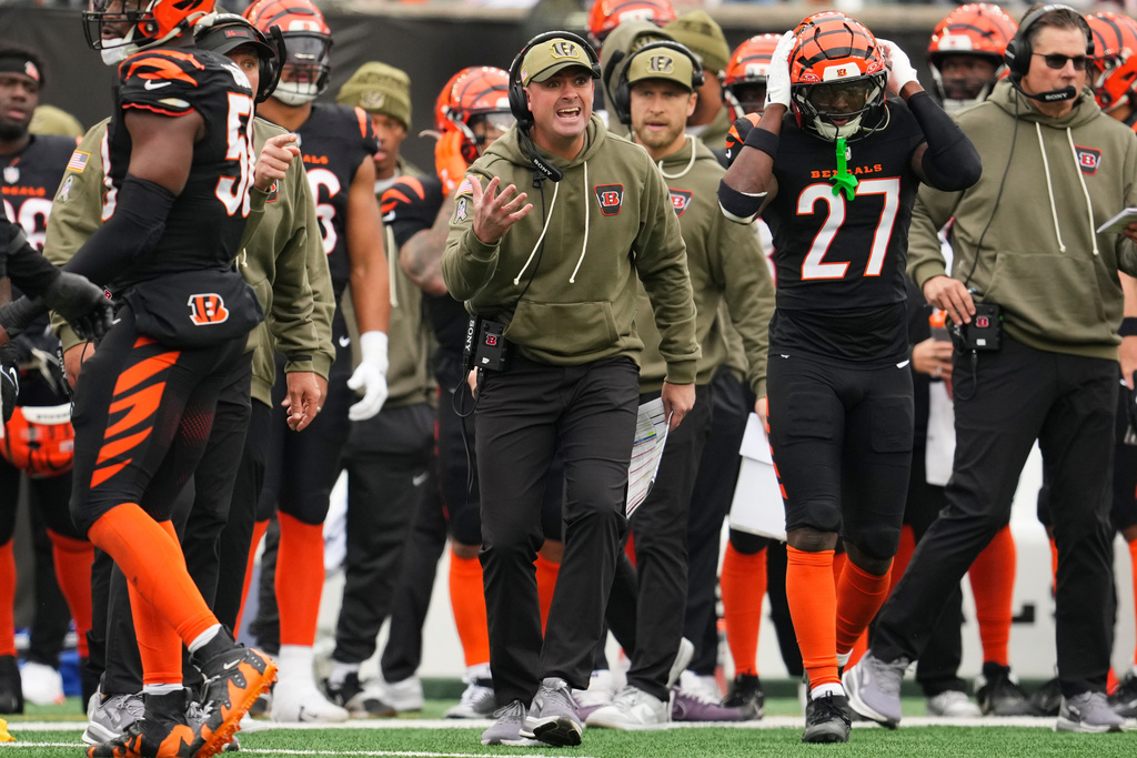 Cincinnati Bengals head coach Zac Taylor reacts to an offsides call during the first half of an NFL football game against the Chicago Bears, Sunday, Nov. 2, 2025, in Cincinnati. (AP Photo/Jeff Dean)