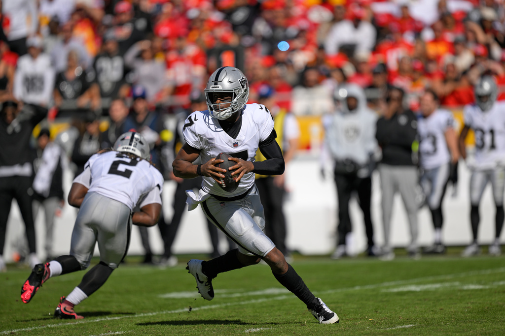 Las Vegas Raiders quarterback Geno Smith scrambles during the second half of an NFL football game against the Kansas City Chiefs Sunday, Oct. 19, 2025, in Kansas City, Mo. (AP Photo/Reed Hoffmann)