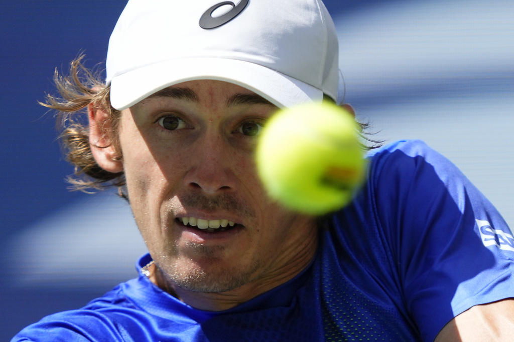 Alex de Minaur, of Australia, returns a shot to Felix Auger-Aliassime, of Canada, during the quarterfinal round of the U.S. Open tennis championships, Wednesday, Sept. 3, 2025, in New York. (AP Photo/Yuki Iwamura)