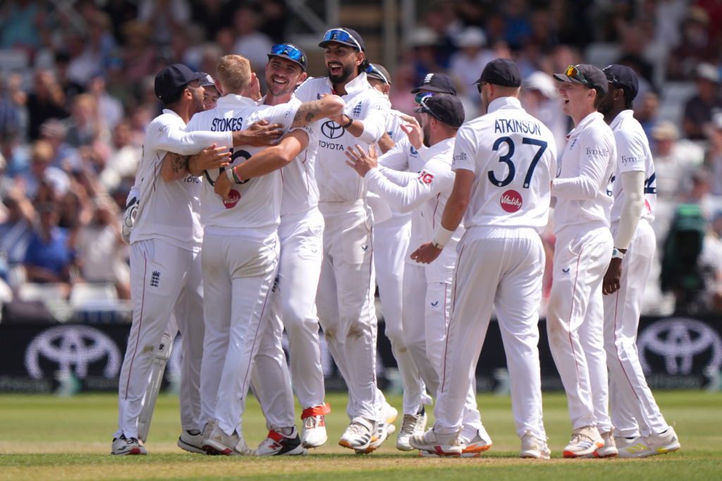 England's Ben Stokes, second left, celebrates with teammates the wicket of New Zealand's Mitchell Santner on day four of the Third Rothesay Test in Nottingham, England, Sunday, June 28, 2026. (Joe Giddens/PA via AP)