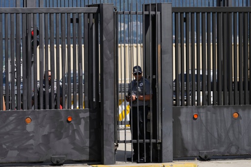 Security officers stand behind the main gate of the United States embassy in Caracas, Venezuela, Monday, Oct. 27, 2025. (AP Photo/Ariana Cubillos) Security officers stand behind the main gate of the United States embassy in Caracas, Venezuela, Monday, Oct. 27, 2025. (AP Photo/Ariana Cubillos)