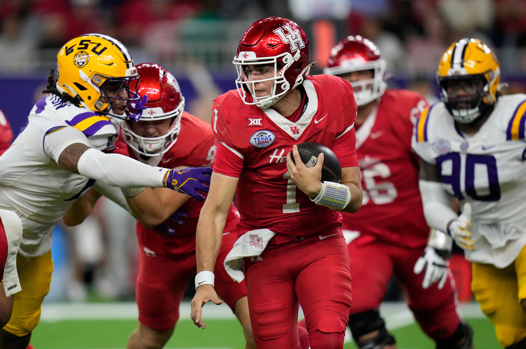 FILE - Houston quarterback Conner Weigman (1) runs the ball against LSU during the second half of the Kinder's Texas Bowl NCAA football game, Saturday, Dec. 27, 2025, in Houston. (AP Photo/Karen Warren,File)