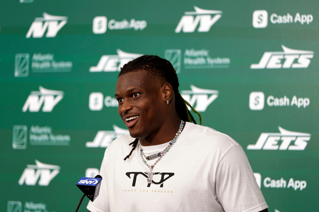 FILE - New York Jets linebacker Quincy Williams speaks to the media after an NFL football practice June 3, 2025, in Florham Park, N.J. (AP Photo/Adam Hunger, File)