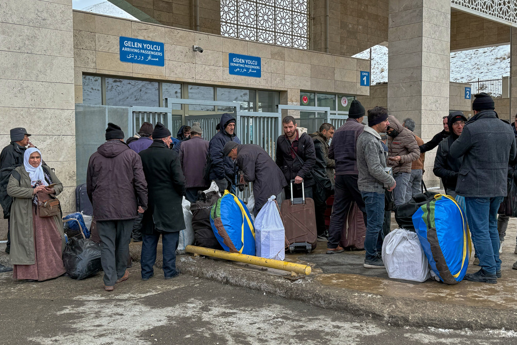 People, mostly Iranians, wait at Kapikoy border post between Turkey and Iran, in Kapikoy, Turkey, Saturday, Jan. 17, 2026. (AP Photo/Serra Yedikardes)