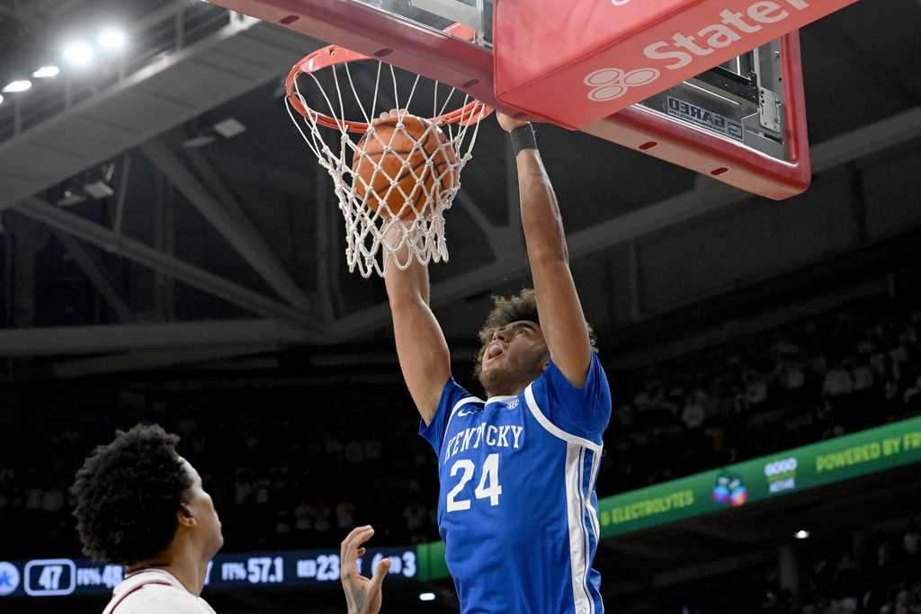 Kentucky center Malachi Moreno (24) dunks the ball over an Arkansas defender during the second half of an NCAA college basketball game Saturday, Jan. 31, 2026, in Fayetteville, Ark. (AP Photo/Michael Woods)