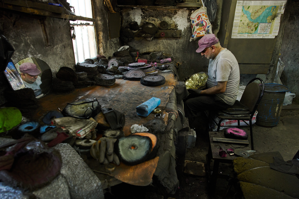 Master polisher Bayram Yesilbas polishes a metal object in his workshop in Istanbul's Eminonu commercial district, Thursday, Aug. 6, 2026. (AP Photo/Francisco Seco)