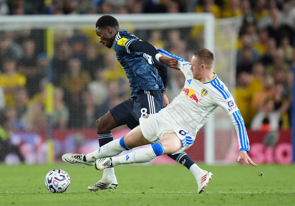 Newcastle United's Aladji Bamba, left, and Leeds United's Sean Longstaff battle for the ball during the English Premier League soccer match between Leeds United and Newcastle United in Leeds, England, Monday, Sept. 14, 2026. (Annabel Lee-Ellis/PA via AP)