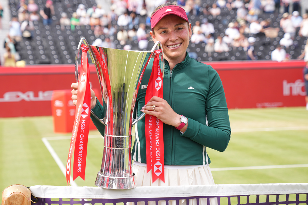 Donna Vekic of Croatia poses with the trophy after winning the women's final of the Queen's Club tennis championships against Emma Raducanu of Britain, in London, Sunday, June 14, 2026. (AP Photo/Maja Smiejkowska)
