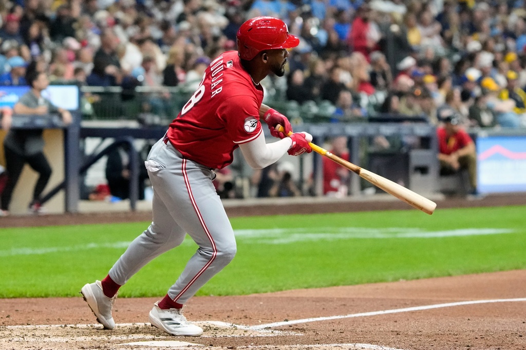 Cincinnati Reds' Nick Martinez hits an RBI single during the sixth inning of a baseball game against the Milwaukee Brewers Friday, Sept. 26, 2025, in Milwaukee. (AP Photo/Morry Gash)