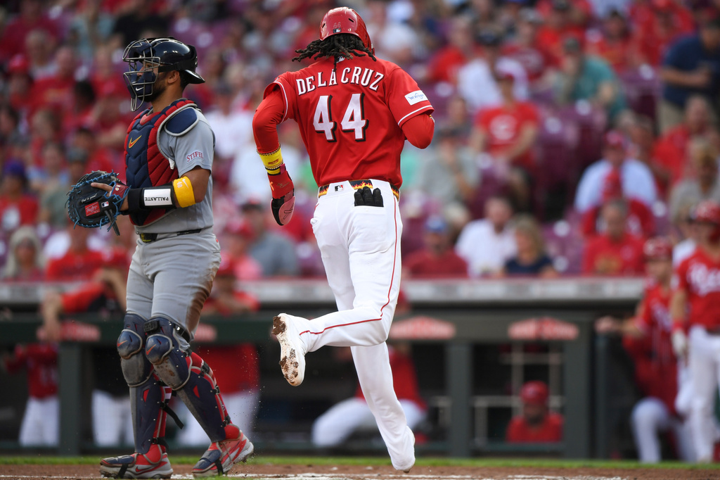 Cincinnati Reds' Elly De La Cruz (44) scores on a sacrifice fly hit by Eugenio Suárez during the first inning of the second game of a baseball doubleheader against the St. Louis Cardinals, Monday, Aug. 17, 2026, in Cincinnati. (AP Photo/Tanner Pearson)
