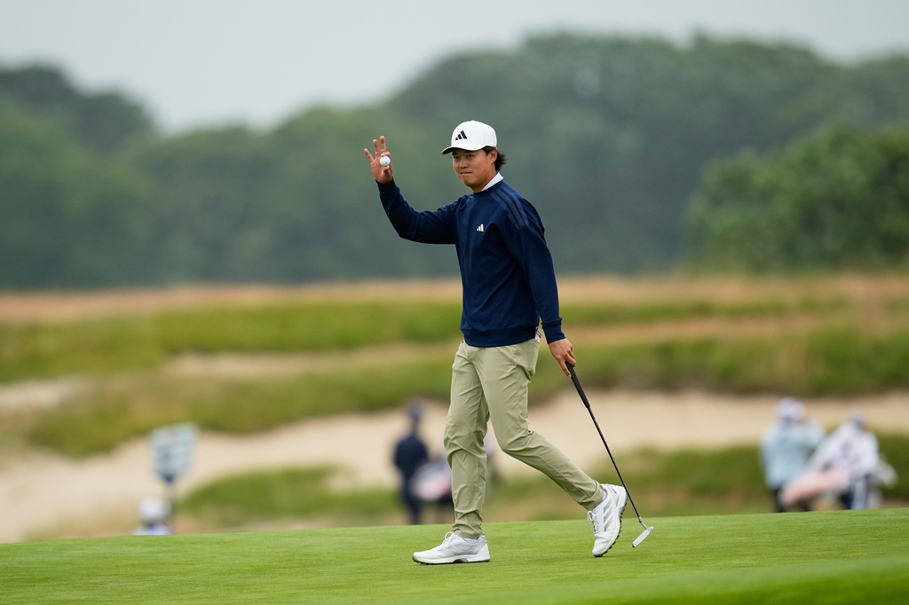 Brandon Wu waves after his putt on the first hole during the first round of the U.S. Open golf tournament at Shinnecock Hills Golf Club in Southampton, N.Y., Thursday, June 18, 2026.(AP Photo/David J. Phillip)
