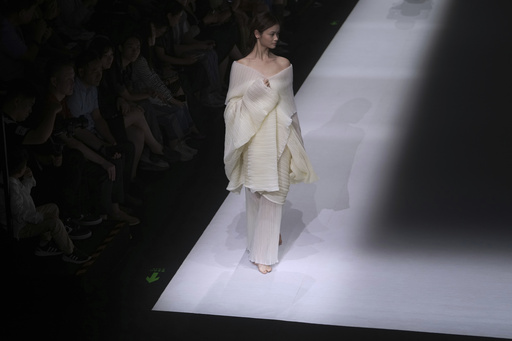 A model showcases a creation by Liu Hongchao collection during the SS2026 China Fashion Week, in Beijing, China, Thursday, Sept. 11, 2025. (AP Photo/Andy Wong) A model showcases a creation by Liu Hongchao collection during the SS2026 China Fashion Week, in Beijing, China, Thursday, Sept. 11, 2025. (AP Photo/Andy Wong)
