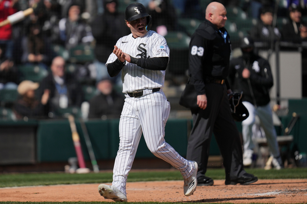 Chicago White Sox's Chase Meidroth (10) scores on a single by Lenyn Sosa during the third inning of a baseball game against the Baltimore Orioles, Tuesday, April 7, 2026, in Chicago. (AP Photo/Erin Hooley)