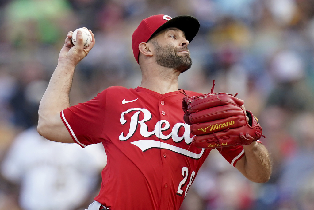 Cincinnati Reds pitcher Nick Martinez delivers during the first inning of a baseball game against the Pittsburgh Pirates Saturday, Aug. 9, 2025, in Pittsburgh. (AP Photo/Matt Freed)