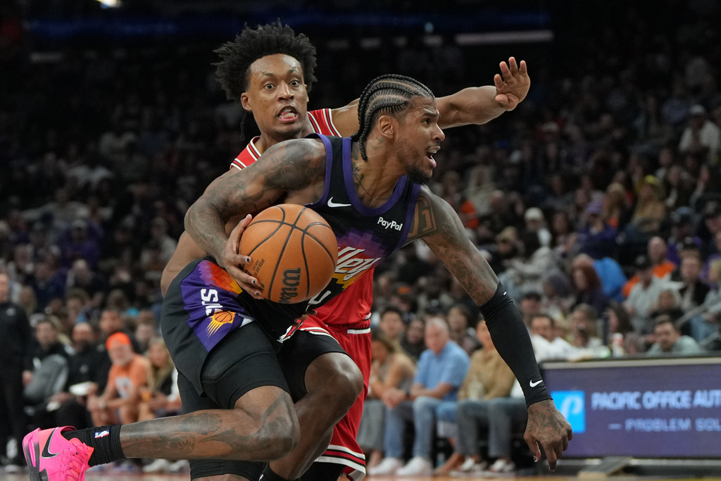 Phoenix Suns guard Jalen Green (4) drives past Chicago Bulls guard Collin Sexton during the first half of an NBA basketball game, Thursday, March 5, 2026, in Phoenix. (AP Photo/Rick Scuteri)