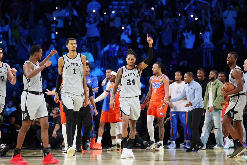 San Antonio Spurs guard Devin Vassell (24) and teammates walk towards their bench at the end of an NBA Cup semifinals basketball game against the Oklahoma City Thunder, Saturday, Dec. 13, 2025, in Las Vegas. (AP Photo/Ronda Churchill)