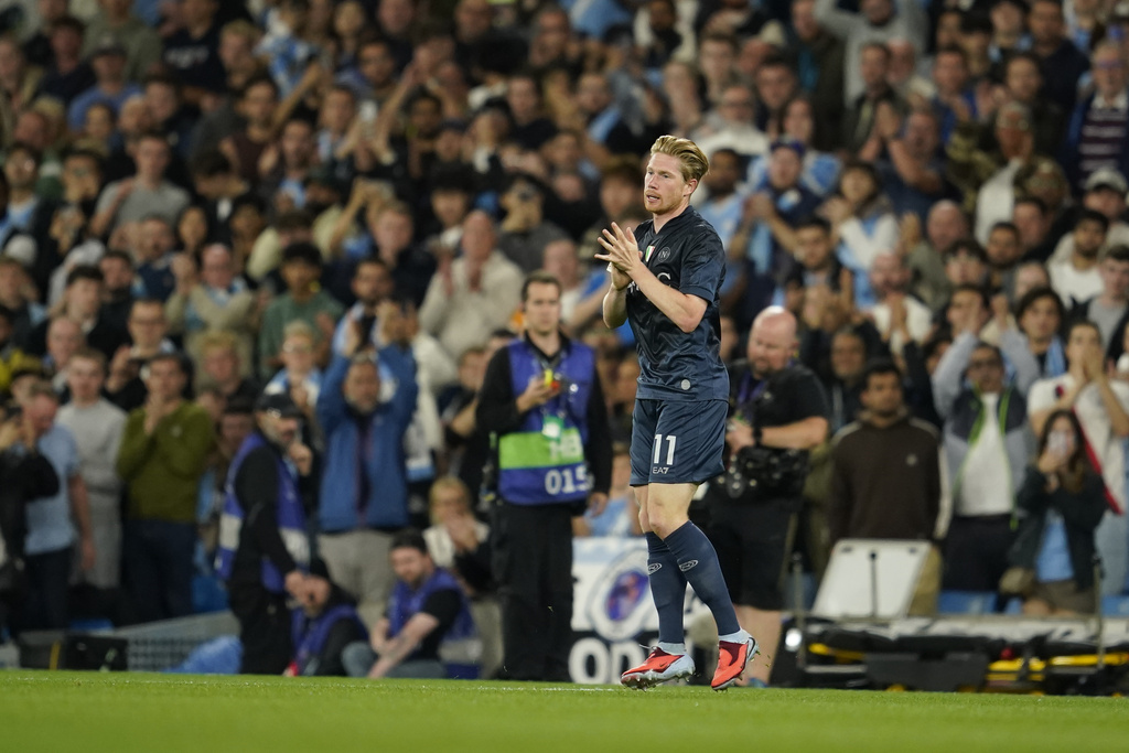 Napoli's Kevin De Bruyne applauds as he leaves the pitch during a substitution at the Champions League opening phase soccer match between Manchester City and Napoli at the Etihad Stadium in Manchester, England, Thursday, Sept. 18, 2025. (AP Photo/Dave Thompson)