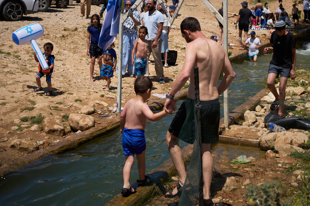 Israeli settlers and others enjoy a day at a spring in the Jordan Valley during Israel's Independence Day, in Auja, in the occupied West Bank, Wednesday, April 22, 2026.(AP Photo/Ohad Zwigenberg)