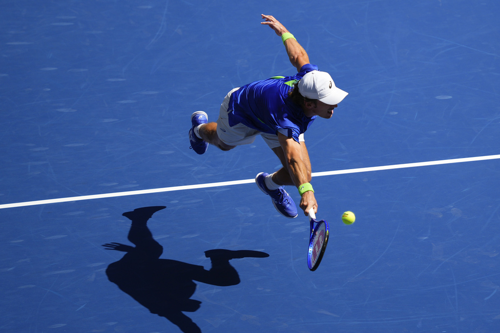 Alex de Minaur, of Australia, returns a shot to Felix Auger-Aliassime, of Canada, during the quarterfinal round of the U.S. Open tennis championships, Wednesday, Sept. 3, 2025, in New York. (AP Photo/Yuki Iwamura)