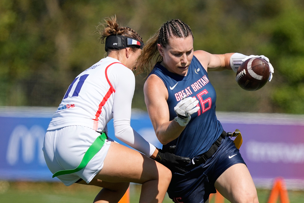 Britain's Phoebe Anne Schecter and France's Valorys Crept challenge during the Flag Football World Championship women's match between Great Britain and France in Duesseldorf, Germany, Thursday, Aug. 13, 2026. (AP Photo/Martin Meissner)