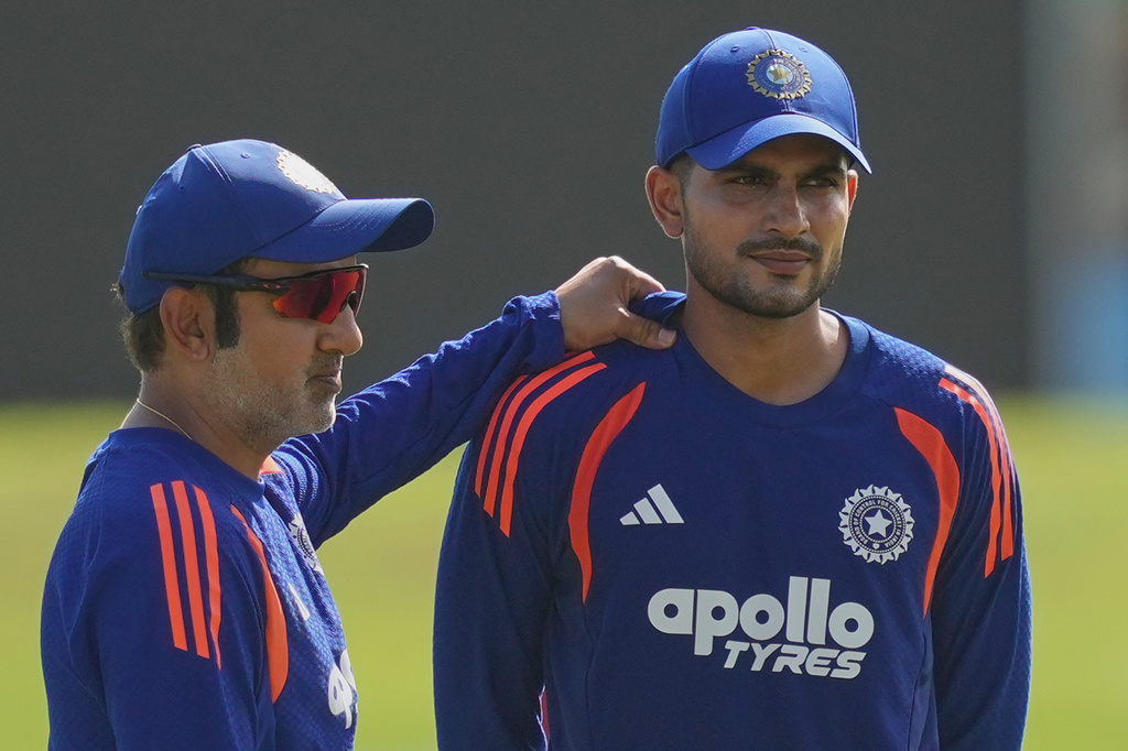 India's coach Gautam Gambhir, left, chats with captain Shubman Gill during a practice session a day ahead of the first cricket test match against Sri Lanka in Galle, Sri Lanka, Friday, Aug. 14, 2026. (AP Photo/Eranga Jayawardena)
