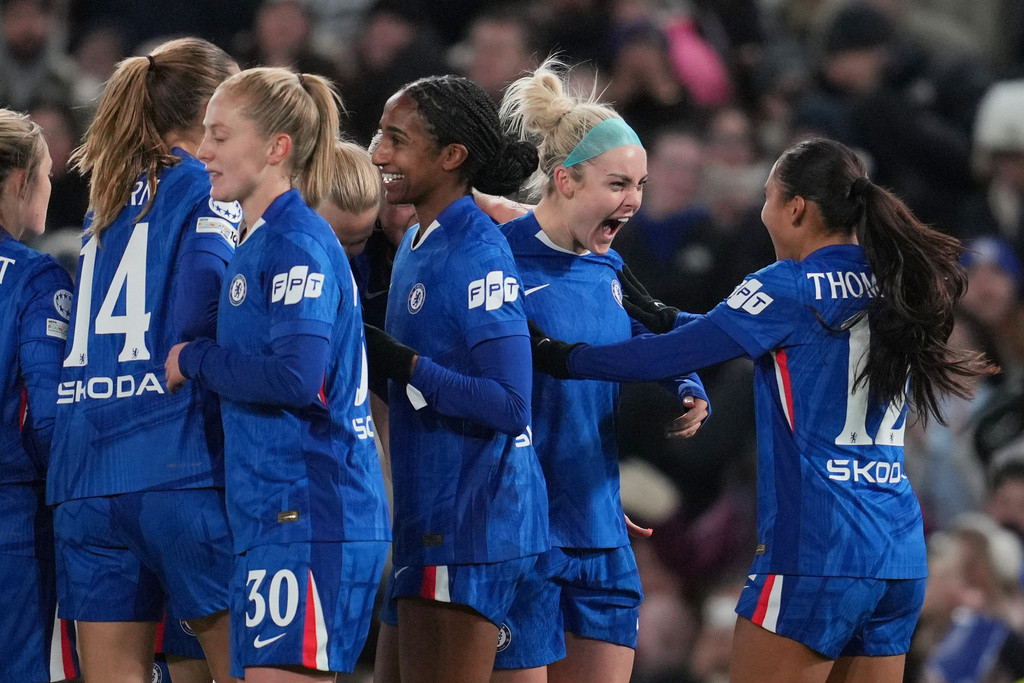 Chelsea's Ellie Carpenter, 2nd right, celebrates after scoring the opening goal during the women's Champions League opening phase soccer match between Chelsea FC and FC Barcelona, in London, Thursday, Nov. 20, 2025. (AP Photo/Kin Cheung)