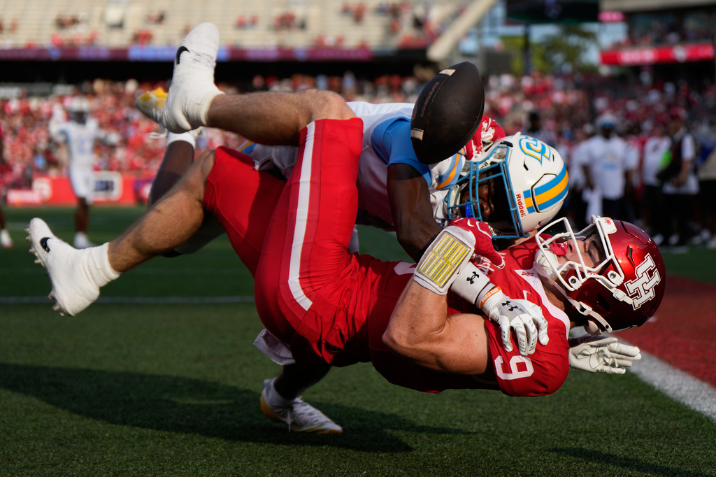 Southern defensive back Donald Johnson, Jr. breaks up a pass intended for Houston tight end Patrick Overmyer (9) during the first half of an NCAA college football game in Houston, Saturday, Sept. 12, 2026. (AP Photo/Ashley Landis)