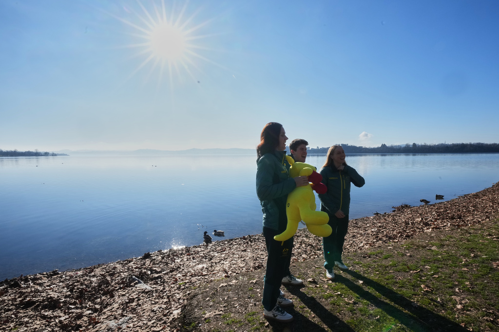 Australia's Reilly Flanagan, centre, smiles with his teammates Laura Peel, left, and Abbey Willcox, at the AIS European Training Centre in Gavirate, on the Varese lake, northern Italy, Monday, Jan. 26, 2026. (AP Photo/Antonio Calanni)