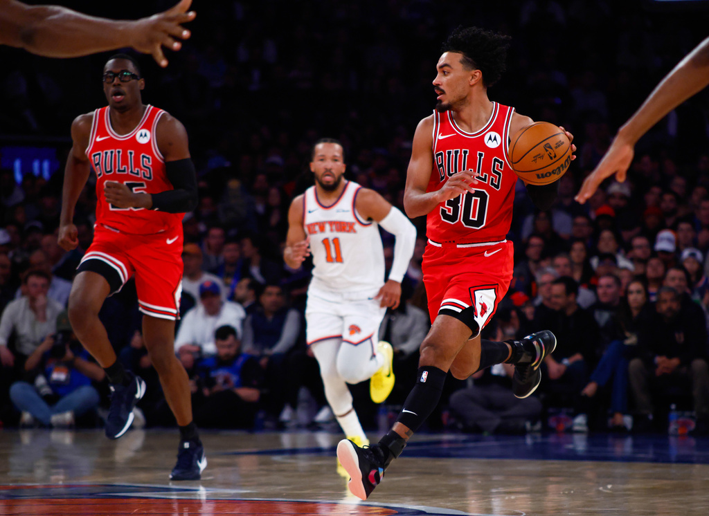 Chicago Bulls' Tre Jones (30) drives to the basket during first half of an NBA basketball game against New York Knicks Sunday, Nov. 2, 2025, in New York. (AP Photo/Kena Betancur)