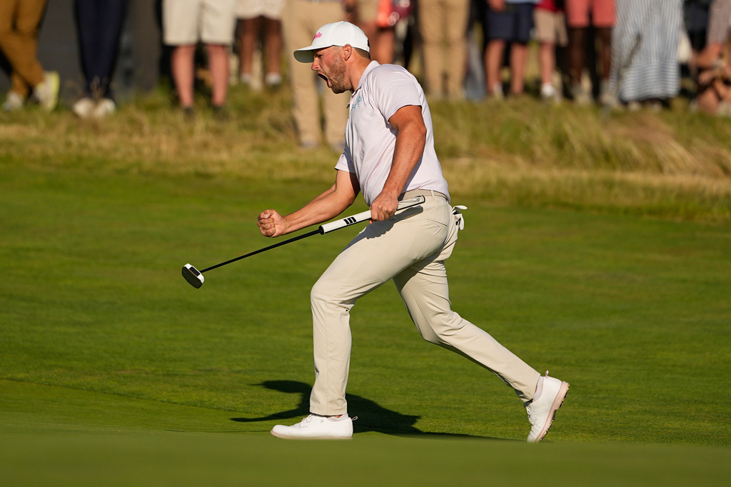 Wyndham Clark celebrates after a birdie on the 16th hole during the final round of the U.S. Open golf tournament at Shinnecock Hills Golf Club in Southampton, N.Y., Sunday, June 21, 2026. (AP Photo/Gerald Herbert)