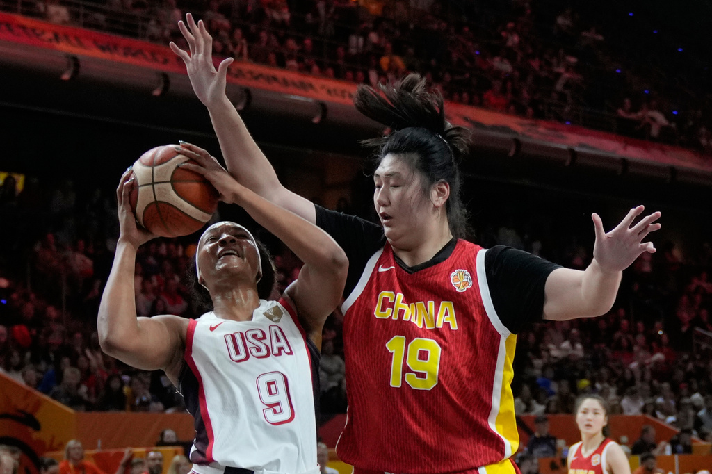 China's Zhang Ziyu United States' Kiki Iriafen during the Women's Basketball World Cup match between China and the United States in Berlin, Friday, Sept. 4, 2026. (AP Photo/Ebrahim Noroozi)