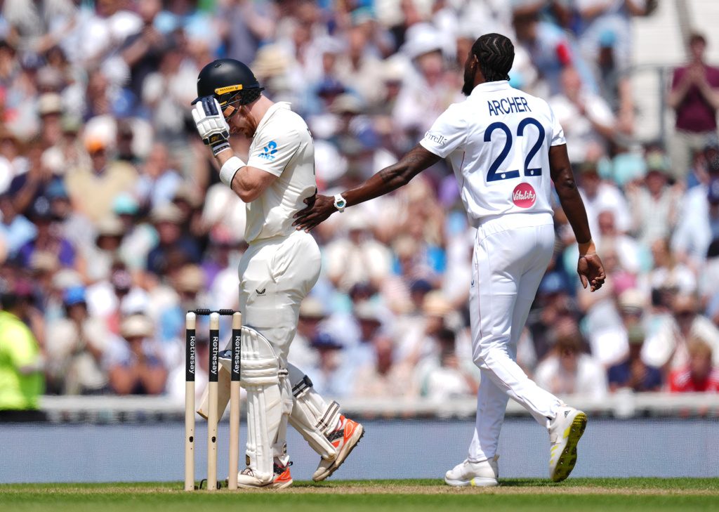 England's Jofra Archer congratulates New Zealand's Glenn Phillips on his century, on day two of the second cricket test between England and New Zealand, in London, Thursday, June 18, 2026. (Ben Whitley/PA via AP)