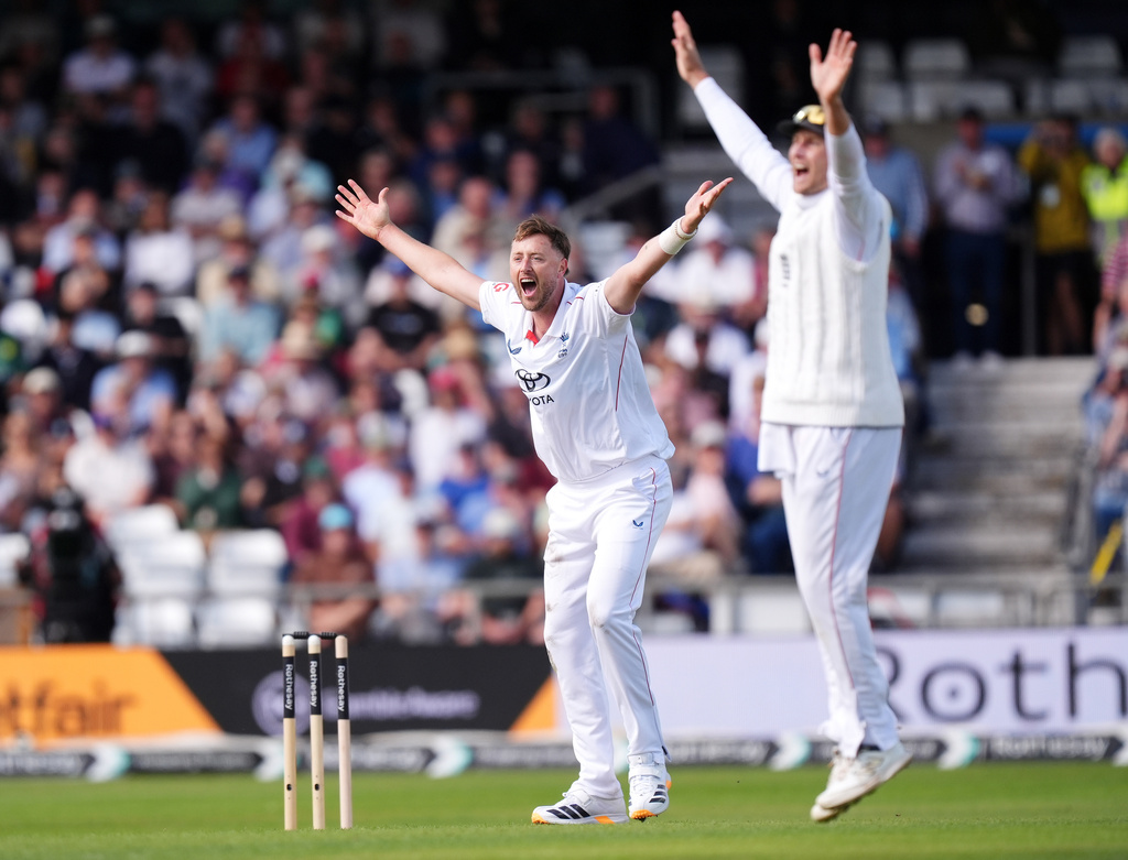 England's Ollie Robinson celebrates bowling out Pakistan's Saud Shakeel on day one of the first Rothesay Test match between England and Pakistan in Leeds, England, Wednesday, Aug. 19, 2026. (Mike Egerton/PA via AP)