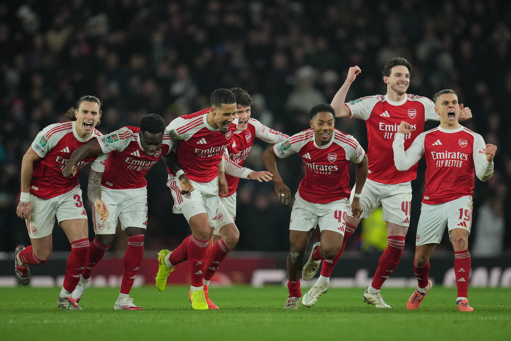 Arsenal players celebrate after winning in a penalty shootout the English Football League Cup quarter-final soccer match between Arsenal and Crystal Palace in London, Tuesday, Dec. 23, 2025. (AP Photo/Kin Cheung)