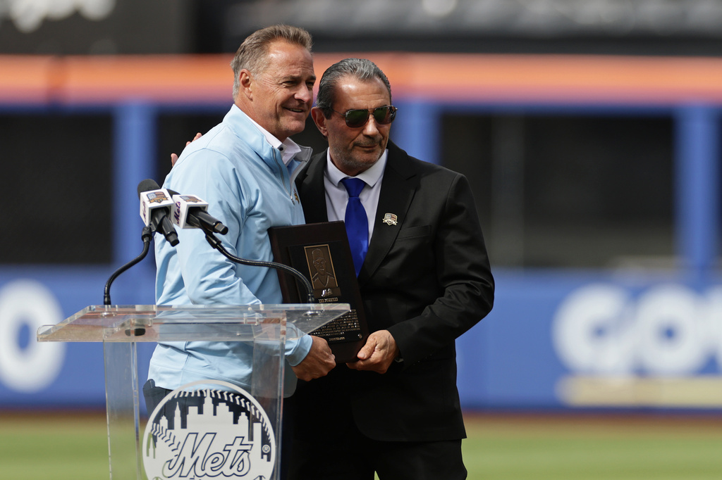Lee Mazzilli, right, with Al Leiter during an induction ceremony into the New York Mets hall of fame before a baseball game against the Miami Marlins, Saturday, May 30, 2026, in New York. (AP Photo/Adam Hunger)