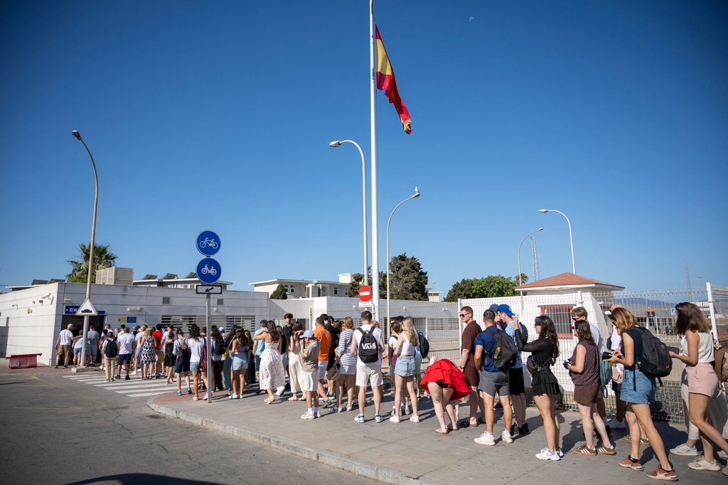 People queue to cross the border between Spain and Gibraltar, in La Linea de la Concepcion, Spain, Monday, July 6, 2026. (AP Photo/Marcos Moreno)